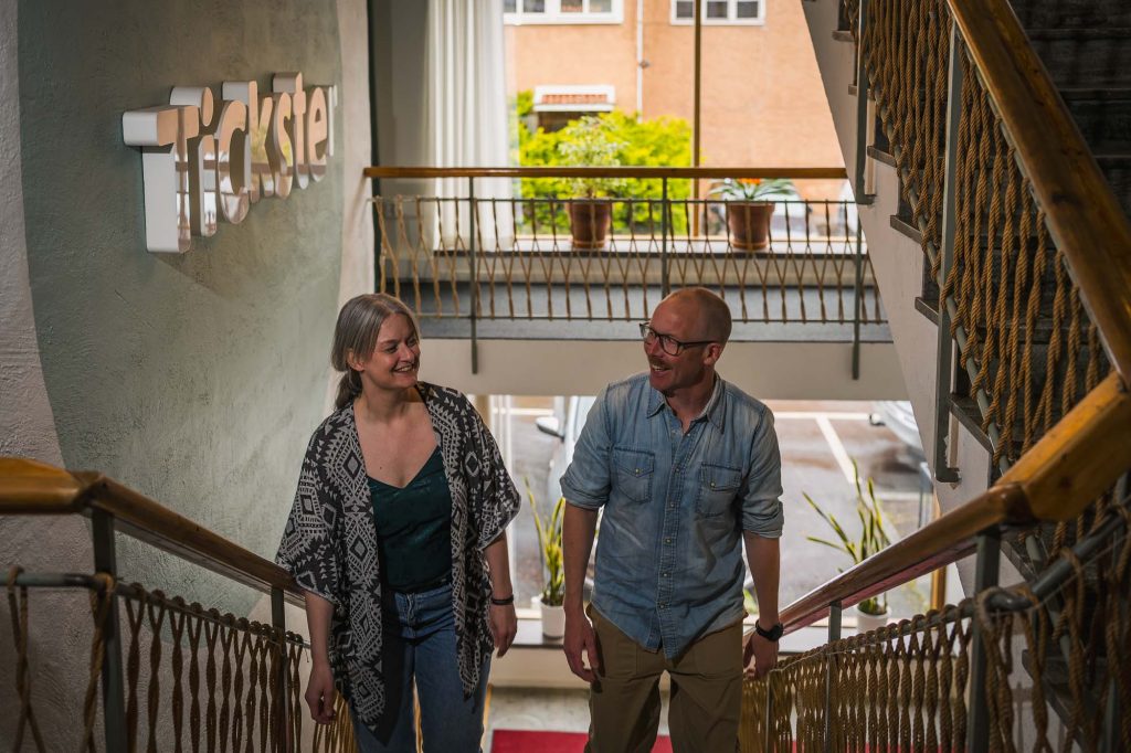 Två medarbetare går uppför trappan och pratar med varandra på Tickster i Arvika.