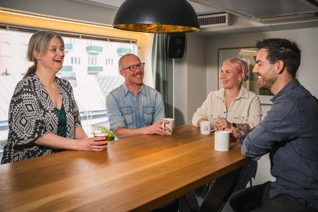 Medarbetare fikar och har kul på Tickster i Arvika.