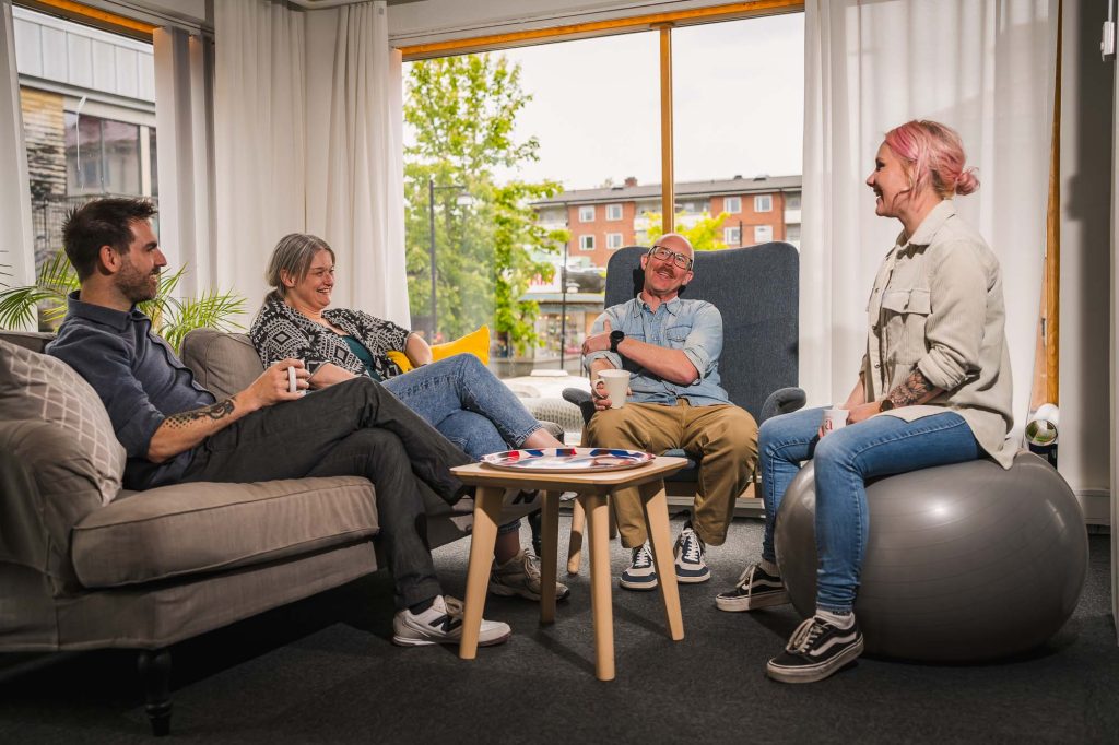 Medarbetare som fikar på Tickster i Arvika.