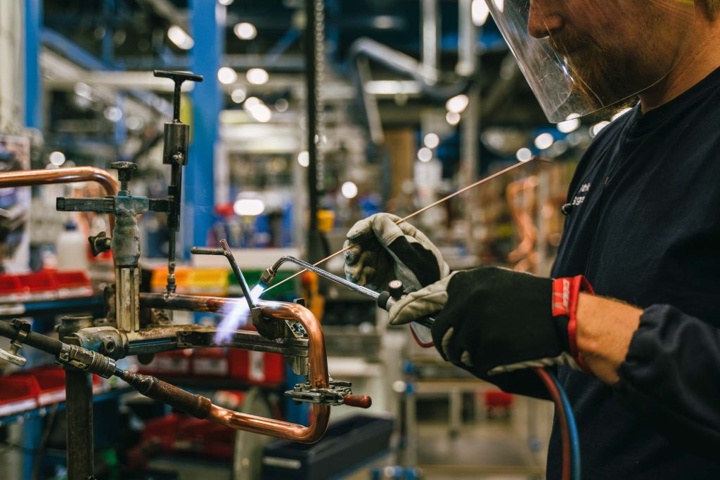 Fotografering av svetsare på Thermia AB i Arvika