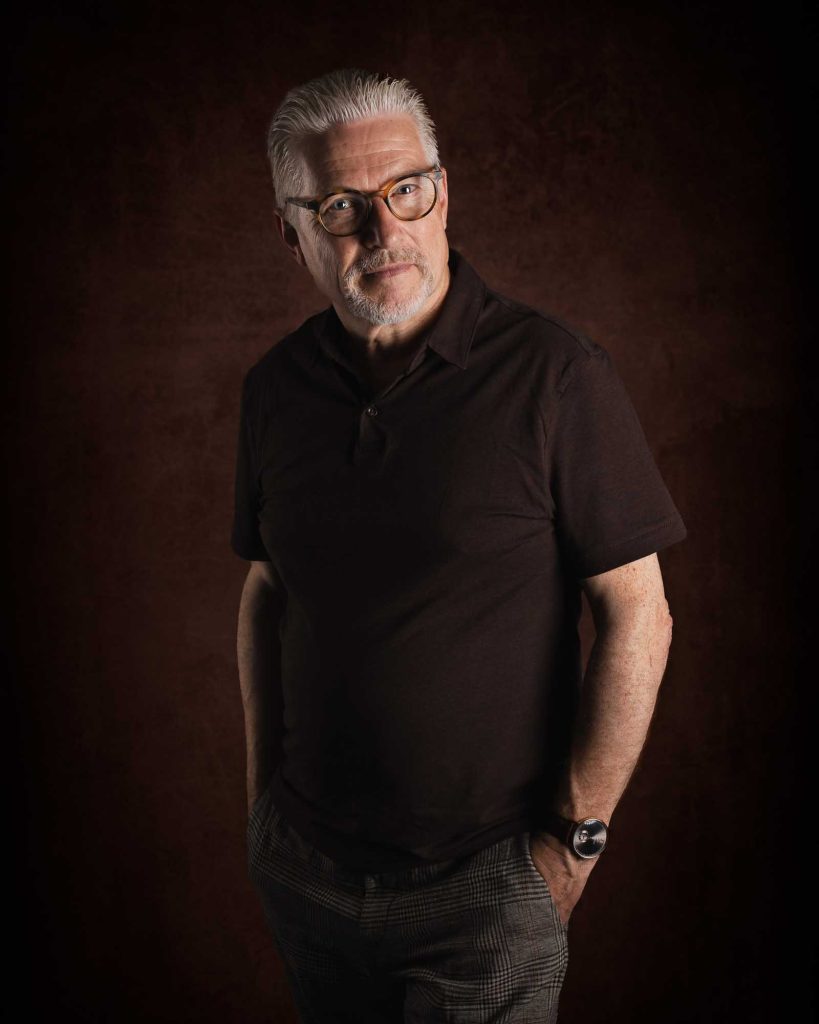 En man i mörk tröja.