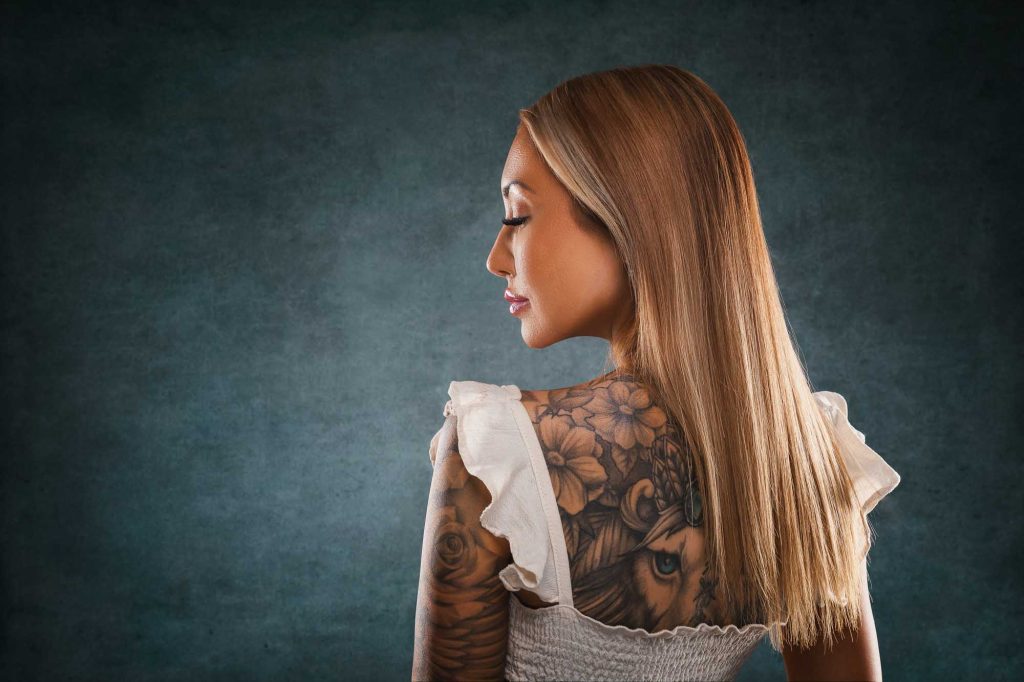 Silhuett av kvinna i vit klänning