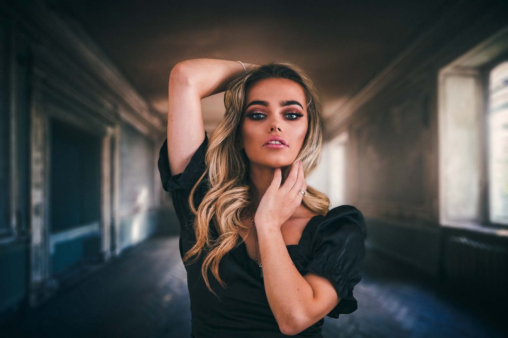 Kvinna i gammalt rum med stil