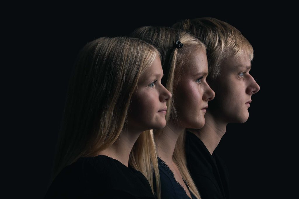 Tre personer med blont hår.