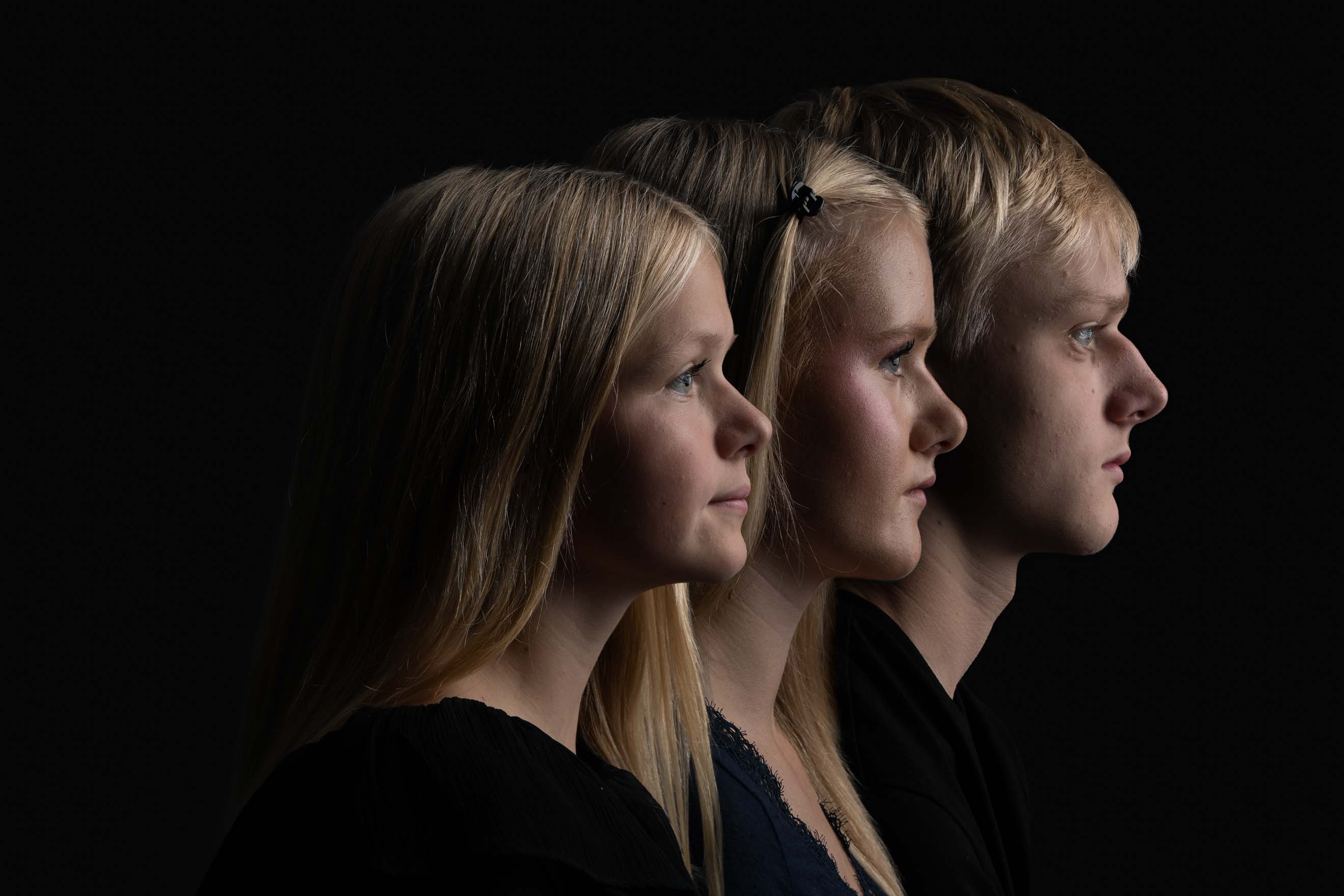 Tre barn med blonda hår.