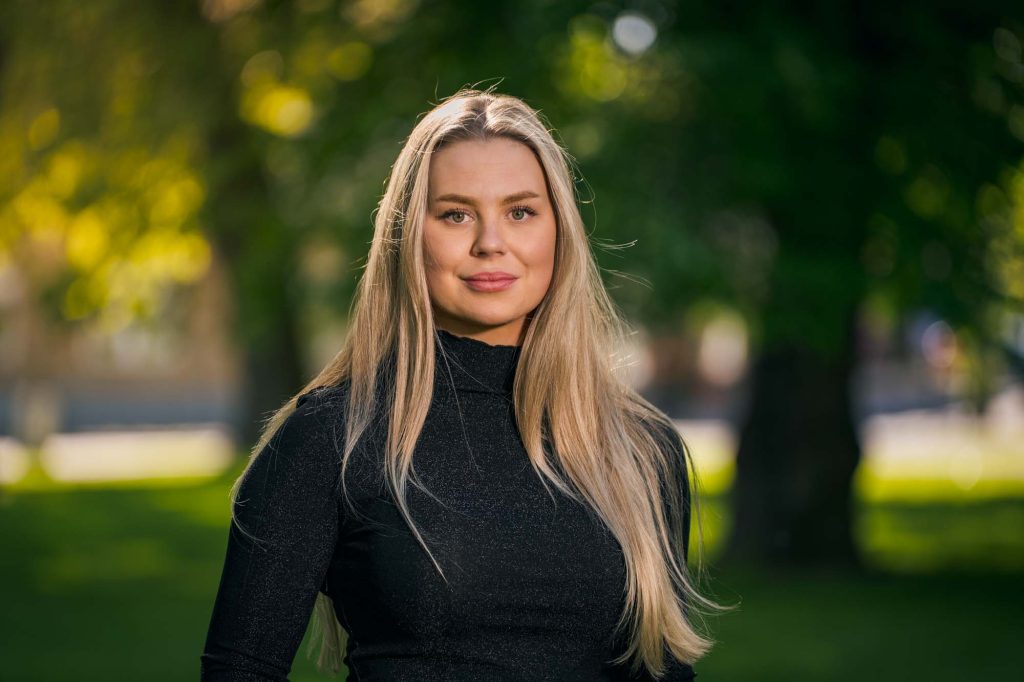 Ung kvinna i svart tröja i Stadsparken i Arvika.