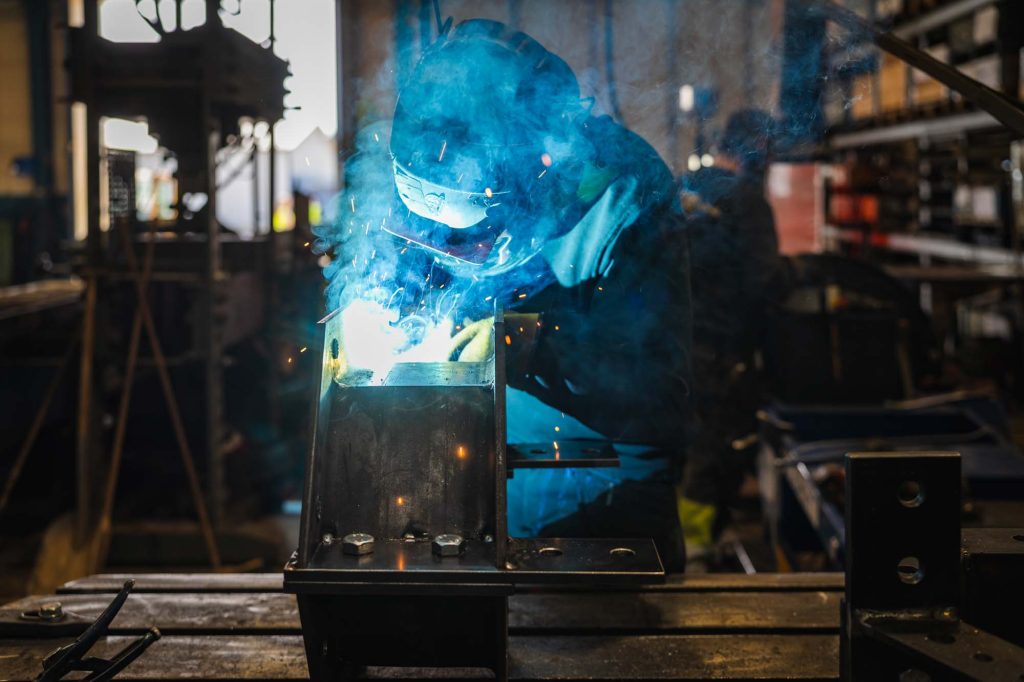Man svetsar på Rosendals smide.