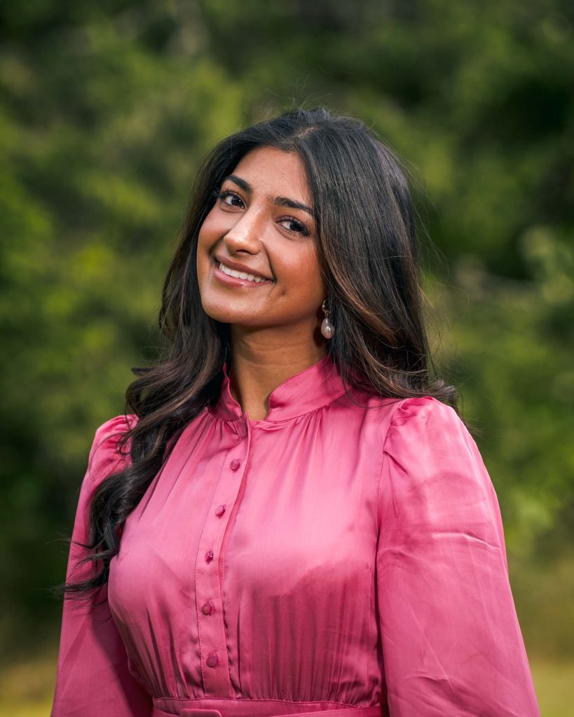 Ung kvinna i rosa klänning.