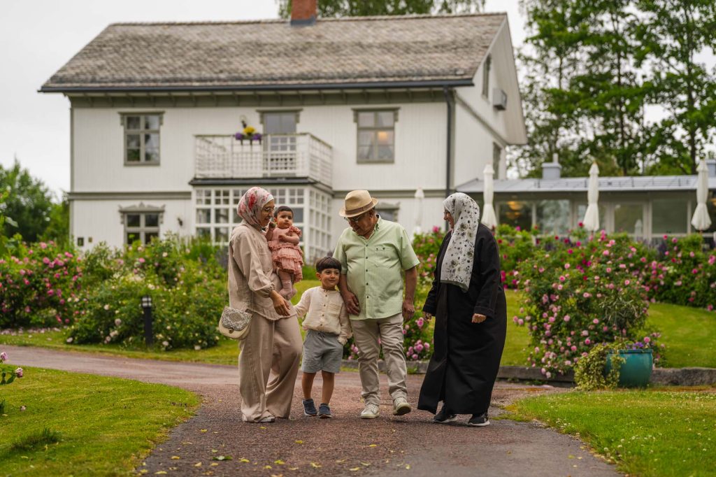Invandrarfamilj vandrar utanför Rackstadmuseet.