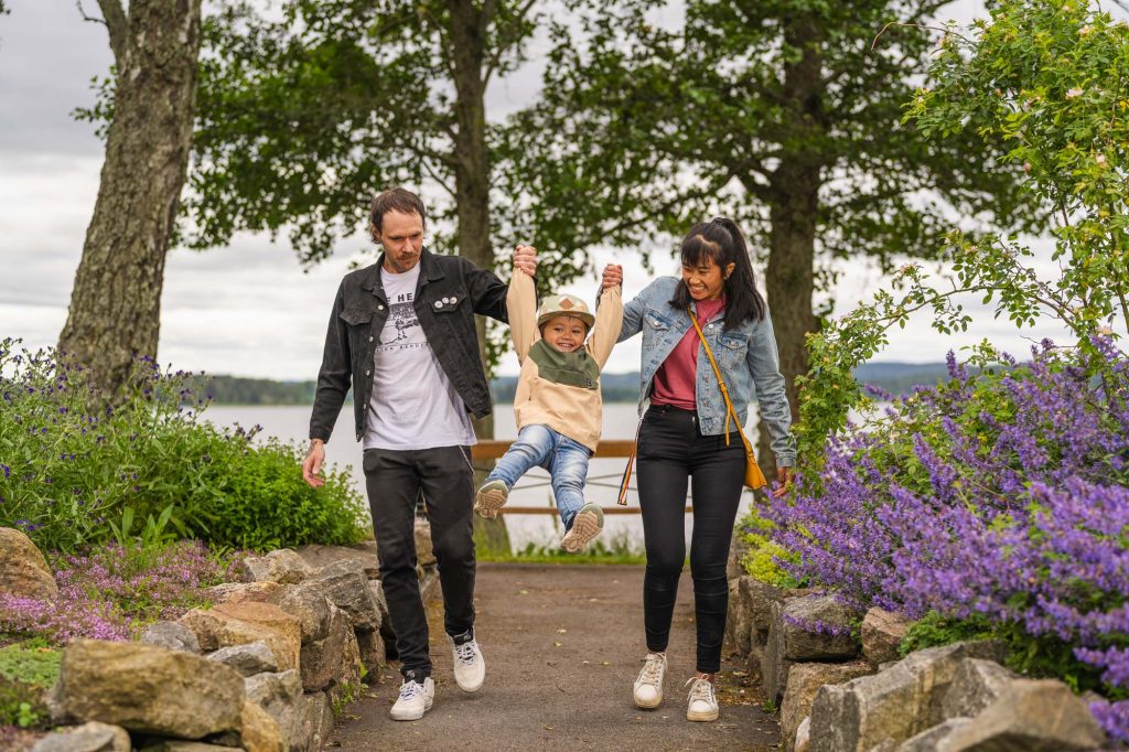 Mor och far leker med sitt barn på Sågudden i Arvika.