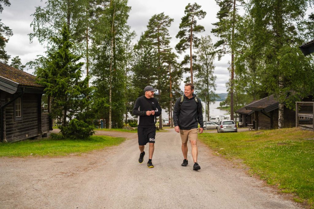 Två glada killar på väg för att spela frisbeegolf på Ingestrand camping i Arvika.