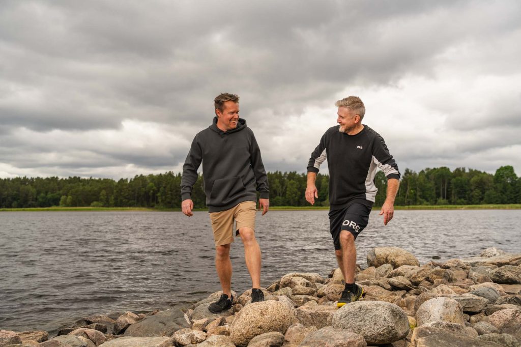 Två killar vandrar längs Glafsfjorden vid badplatsen på Ingestrand Camping.