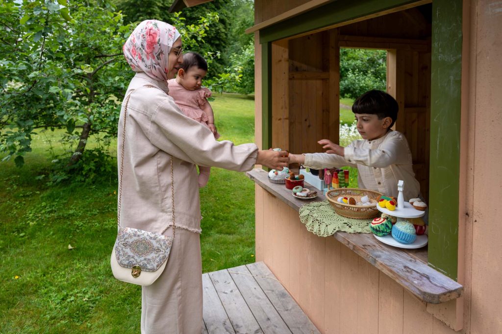 Barn serverar kaffe på Rackstadsmuseet Arvika till sin mor och syster.