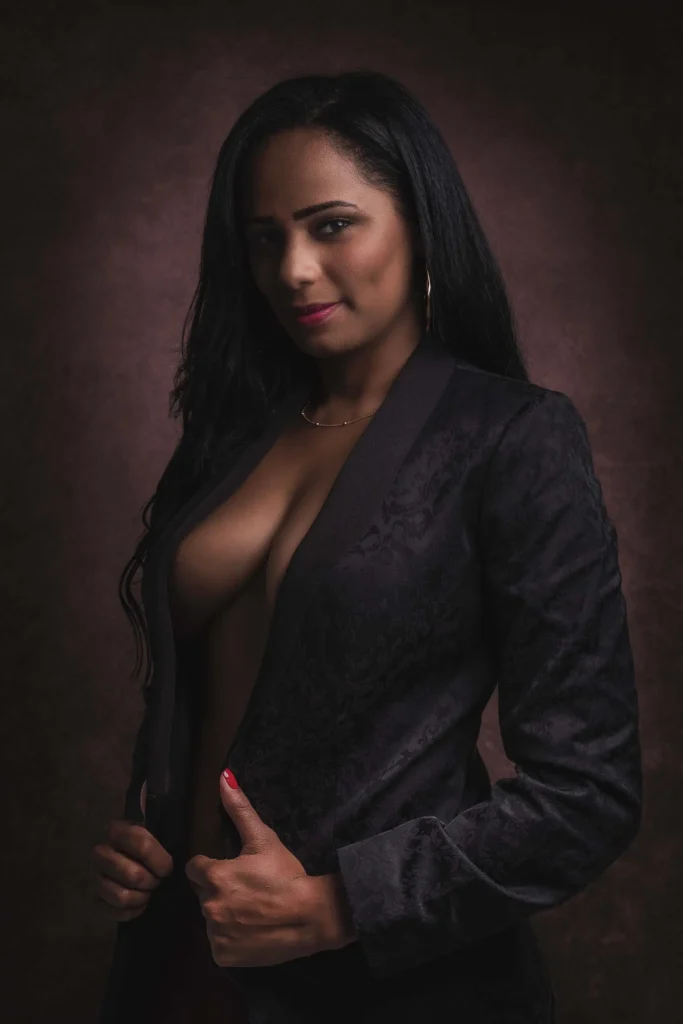 Ett sofistikerat och exklusivt boudoir-porträtt på en kvinna i svart mönstrad kavaj, fotat i Studio PixPep i Arvika.