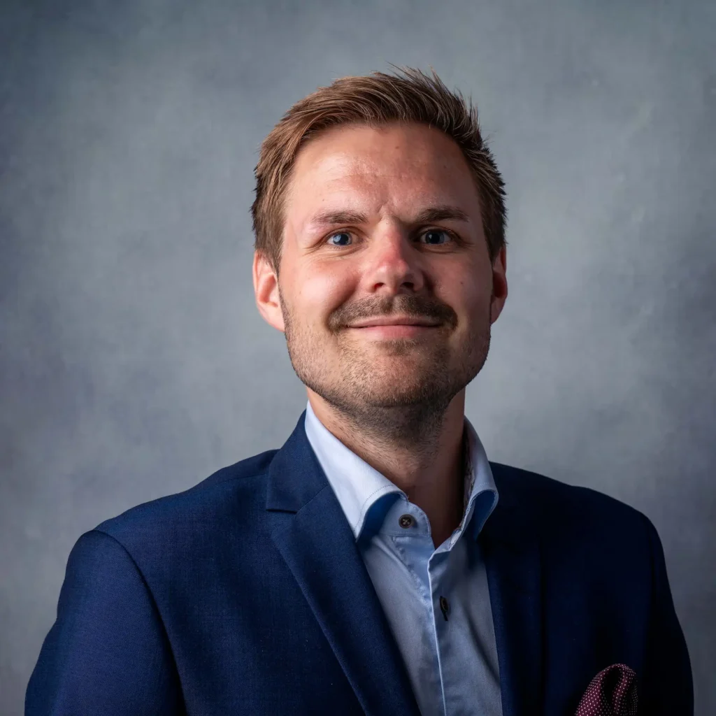 Professionell personalbild av en man i blå kostym, fotograferad i studio i Arvika av Pixpep