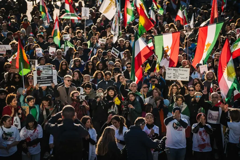 Ett stort folkhav med demonstranter under en protest i Oslo, dokumenterat av reportagefotograf PixPep.