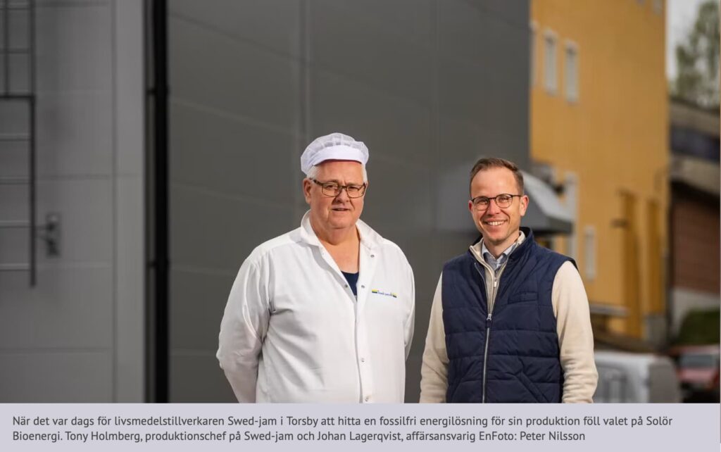 Verksamhetsbild från ett reportage om fossilfri energi hos Swed-jam i Torsby, visande produktionschef och affärsansvarig i utomhusmiljö.