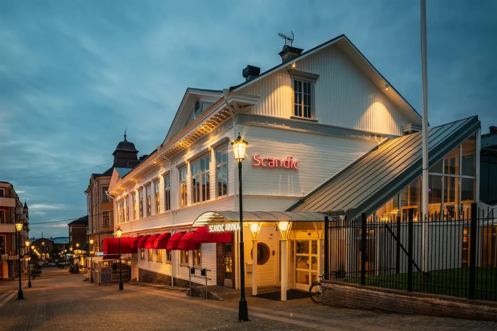 Exteriörbild av Scandic Hotell i Arvika under blå timmen, fotograferad av en företagsfotograf för verksamhetsbilder och miljöbilder.