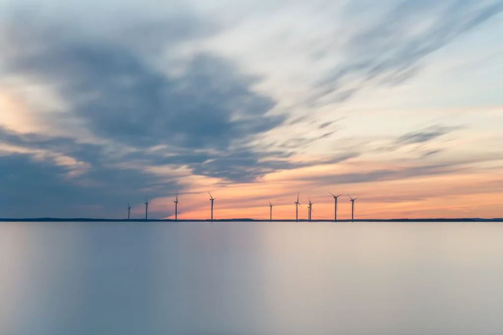 Färgrik långtidsexponering över Vänern vid Hammarö sydspets. Vindkraftverk i solnedgång. Foto av PixPep, fotograf i Arvika.