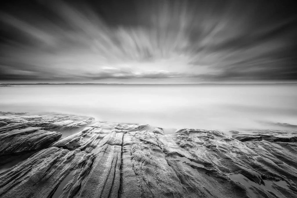 Svartvit långtidsexponering över Vänerns klippor på Hammarö. Professionellt landskapsfoto av PixPep, fotograf i Arvika.