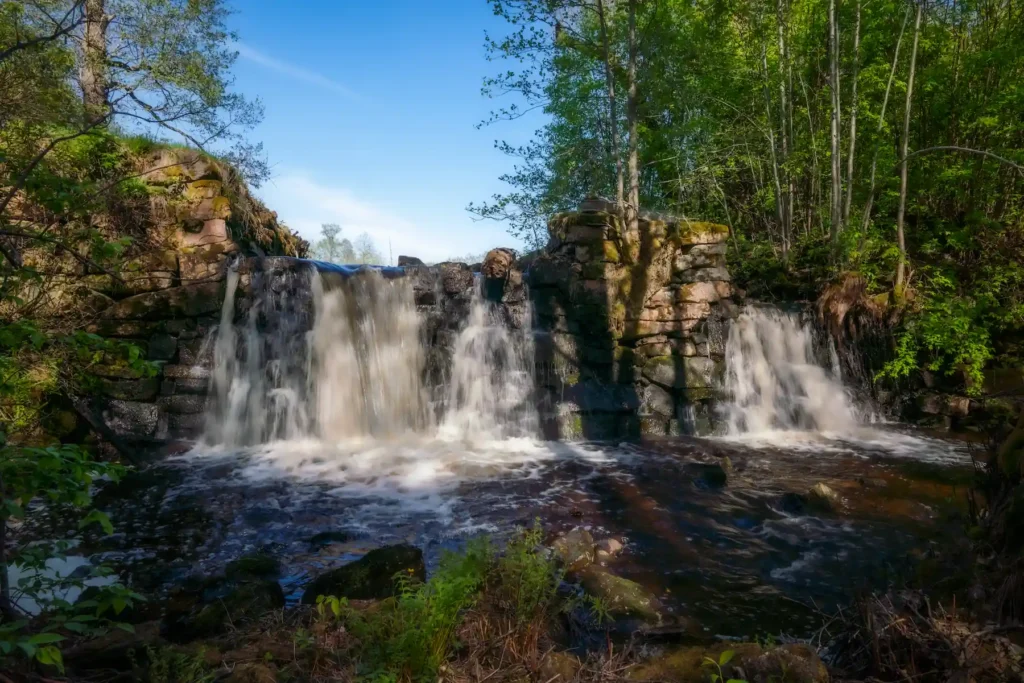 Ruin av Lindfors stångjärnshammare vid Molkom, Karlstad. Vattenfall och historisk miljö fotograferad av PixPep, Arvika.