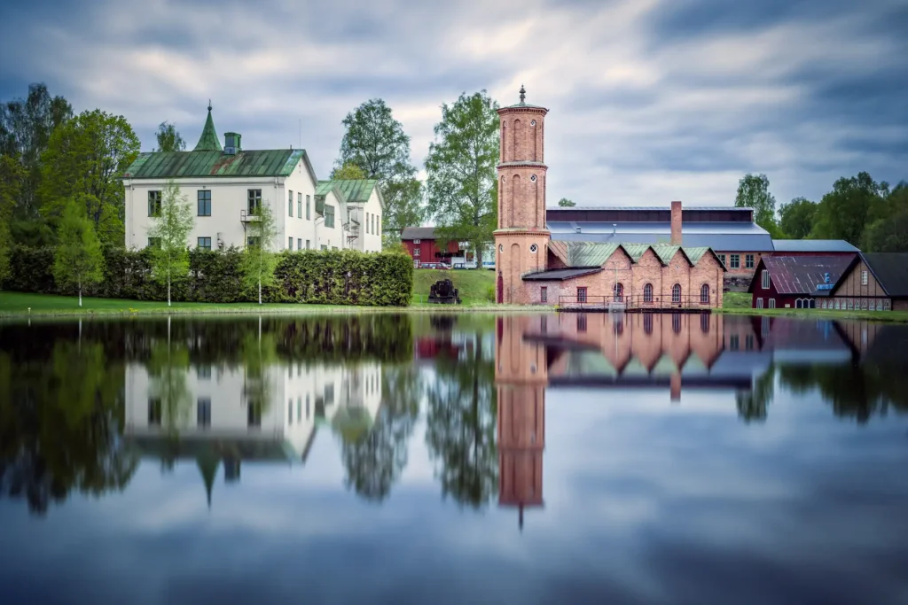 Spegling av Martinverket vid Gamla Bruket i Munkfors. Historisk bruksmiljö fotograferad av PixPep, din fotograf i Värmland.