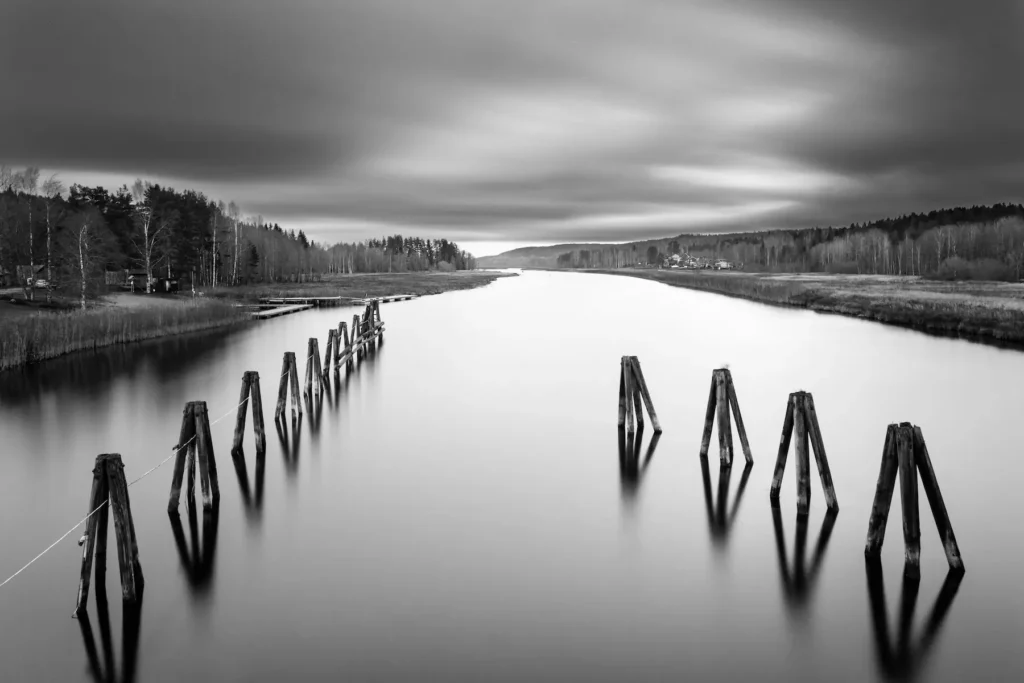 Svartvit långtidsexponering av timmerskilje i Byälven, Nysäter. Historiskt landskapsfoto från Värmland av PixPep, Arvika.