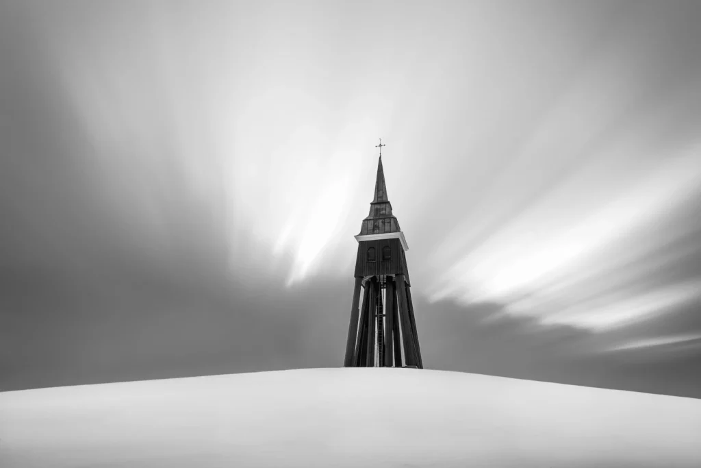 Minimalistisk svartvit bild av Persbergs klockstapel i Filipstad. Historisk miljö fotograferad av PixPep, fotograf i Arvika.