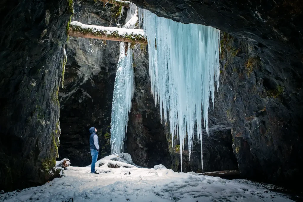 Man betraktar gigantiska istappar i vinterklädda Tilas Stoll, Högbergsfältet i Persberg. Naturfoto av PixPep, fotograf Arvika.