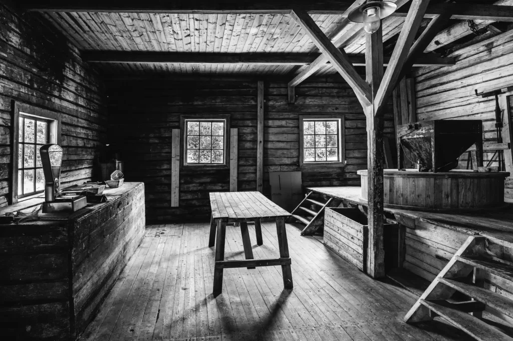 Svartvit interiör från historiska Röjdåfors kvarn i Torsby kommun. Gammal bruksmiljö fotograferad av PixPep, fotograf Arvika.