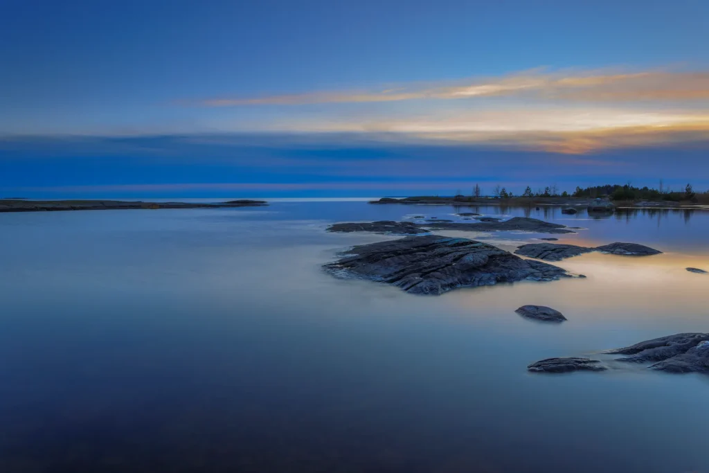 Storslagen vy över Vänerns horisont från Segerstads skärgård, Karlstad. Naturfoto av PixPep, professionell fotograf i Arvika.
