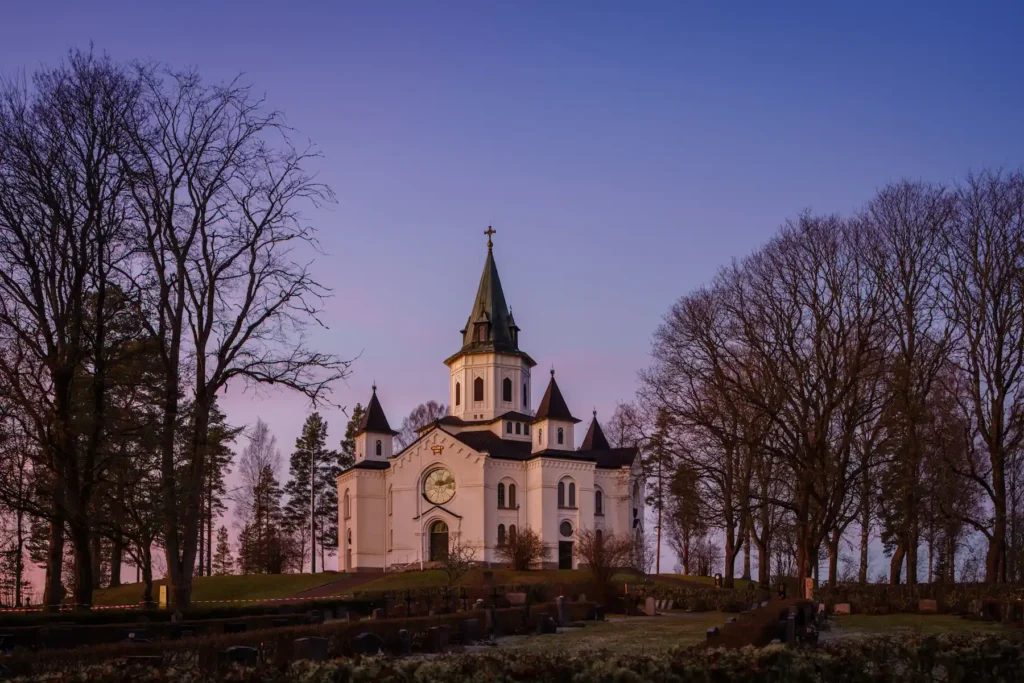 Sillerud kyrka i Årjäng fotograferad i vacker skymning. Arkitekturfoto av PixPep, din professionella fotograf i Värmland.