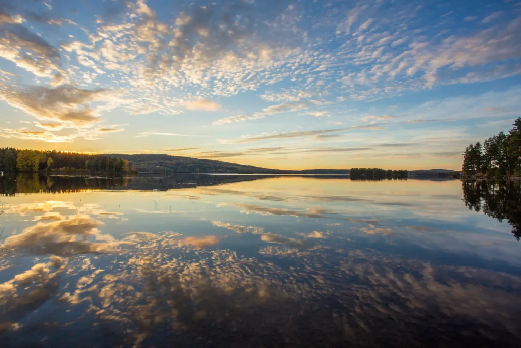 Speglingar i sjön Ränken vid Flogned i Eda kommun under en vacker solnedgång. Naturfoto av PixPep, fotograf i Arvika.