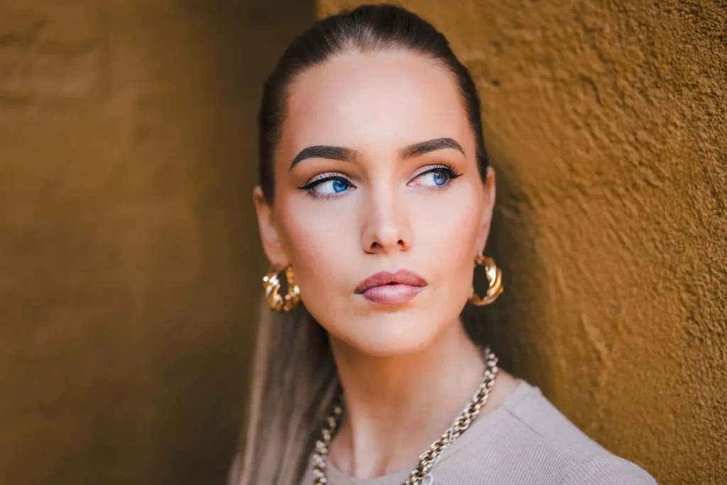 Nära porträtt av kvinna vid Värmlands Museum i Karlstad, fotograferad av PixPep – porträttfotograf i Värmland.