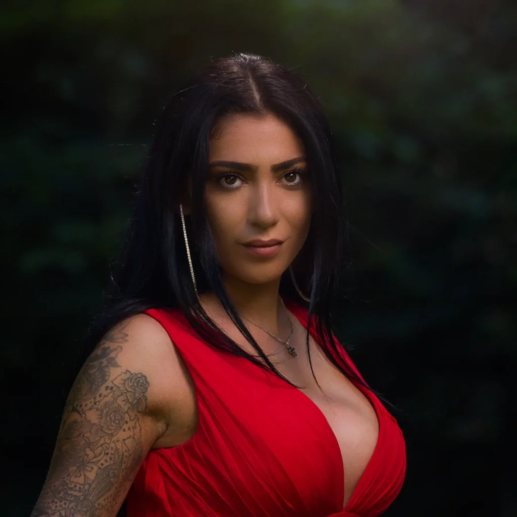 Stämningsfullt porträtt av kvinna i röd klänning i Borgvik, fotograferat av PixPep – din porträttfotograf i Värmland.