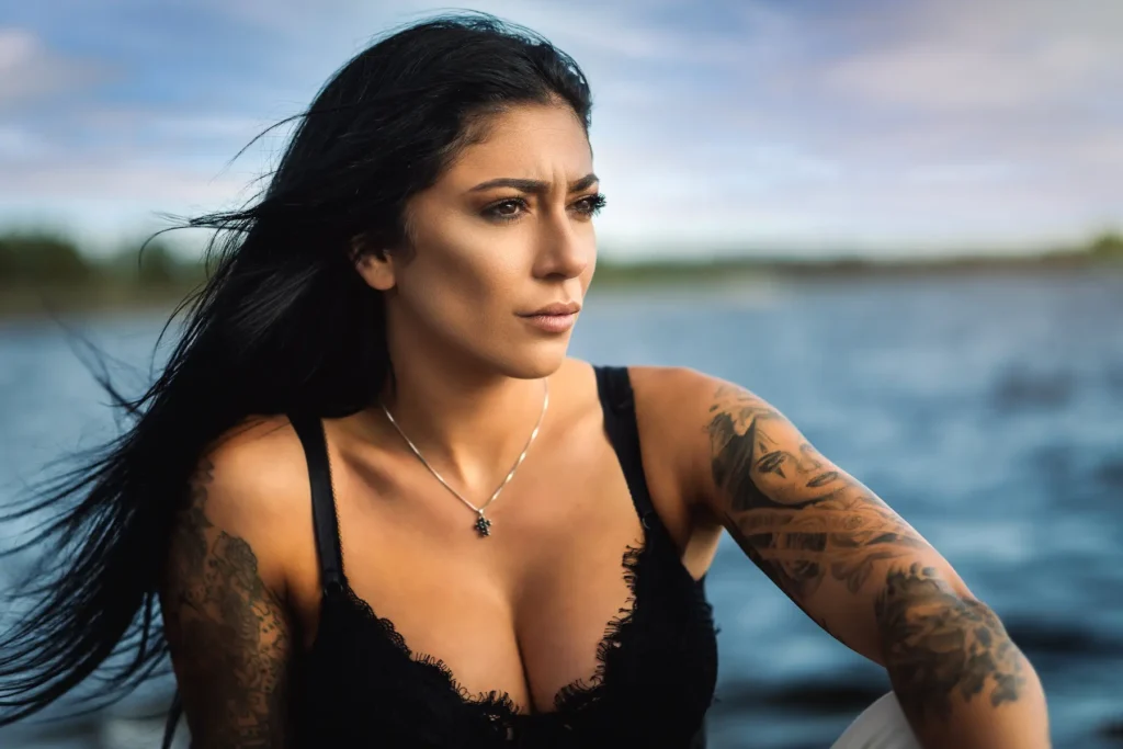 Professionellt porträtt av kvinna vid Duse udde i Säffle, fotograferad av PixPep – porträttfotograf i Arvika och Värmland.