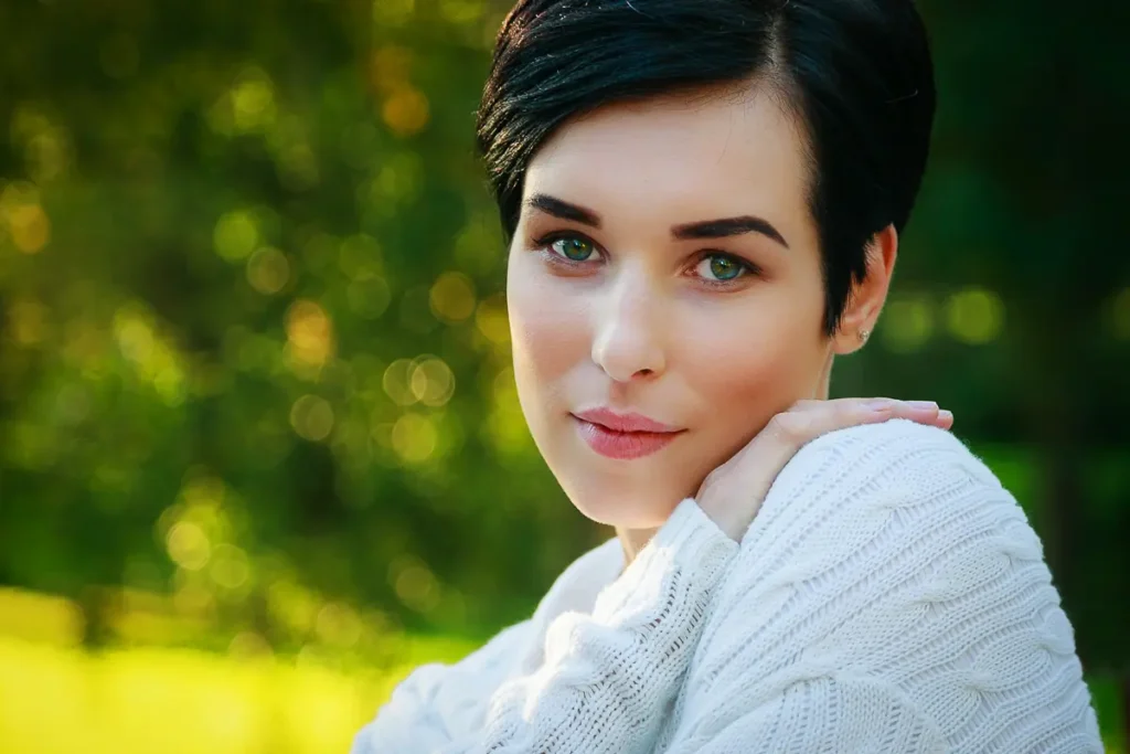 Personligt porträtt av en kvinna fotograferad i det mjuka motljuset på Sågudden i Arvika av PixPep.