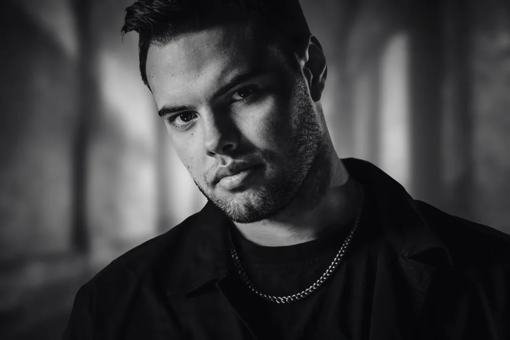 Svartvitt karaktärsporträtt av en man, fotograferat i Filipstad av PixPep – din fotograf i Värmland.