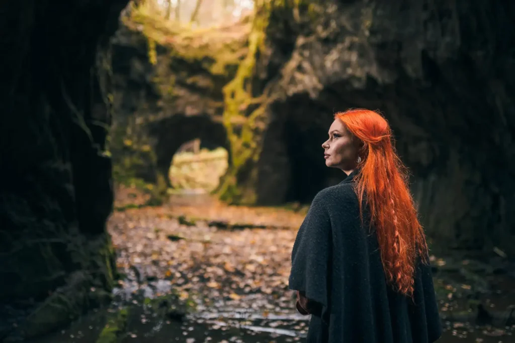 Stämningsfullt porträtt i Tilas stoll vid Högbergsfälten i Filipstad, fotograferat av PixPep – din porträttfotograf i Värmland.