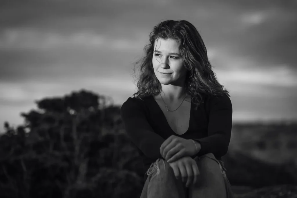 Stämningsfullt svartvitt porträtt av kvinna i naturmiljö i Hagfors, fotograferat av PixPep – din porträttfotograf i Värmland.