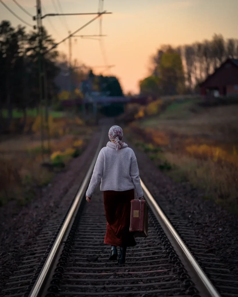 Kreativt miljoporträtt av en kvinna som går längs järnvägsspåret i Högboda, Kils kommun, fotograferat av PixPep – din porträttfotograf i Värmland.