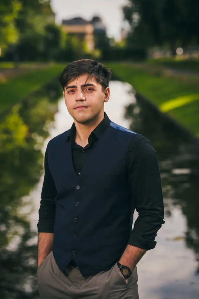 Professionellt porträtt av en man i Museiparken, Karlstad, fotograferat av PixPep – din porträttfotograf i Värmland.