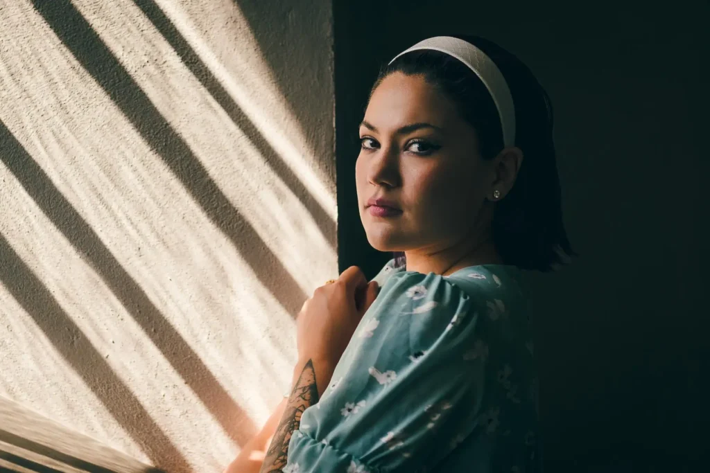 Konstnärligt porträtt med dramatiskt ljus och skuggor i Kristinehamn, fotograferat av PixPep – porträttfotograf i Värmland.