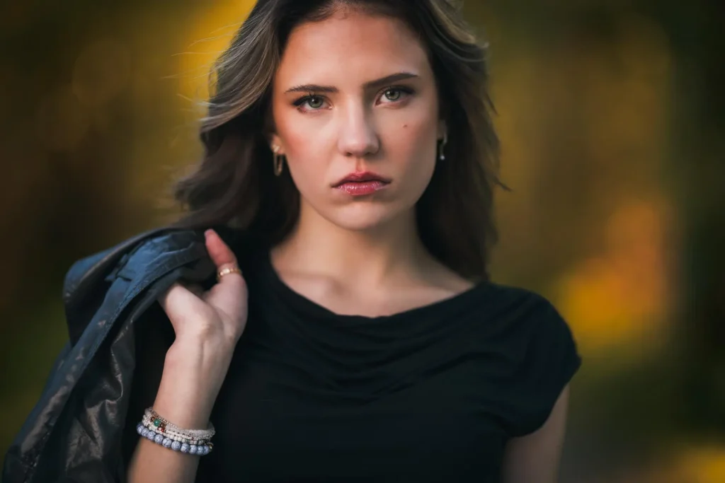 Stämningsfullt porträtt i skogsmiljö i Töcksfors, fotograferat av PixPep – din porträttfotograf i Arvika och Värmland.