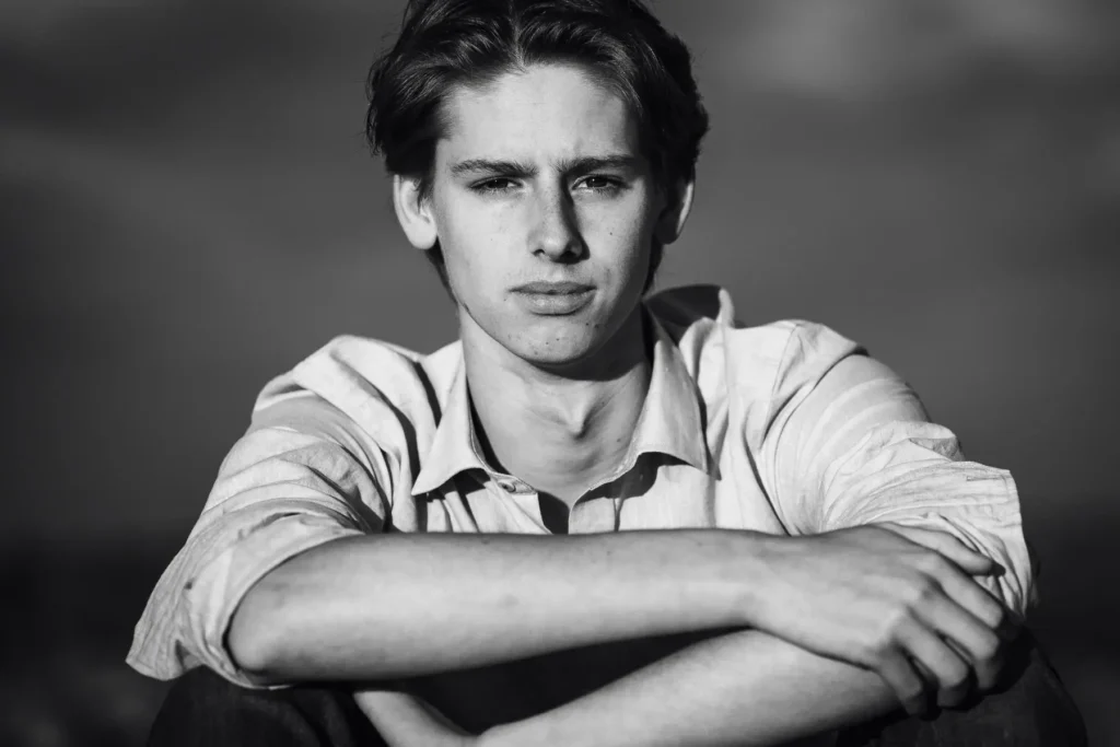 Svartvitt porträtt av ung man i Torsby, fotograferat av PixPep – din porträttfotograf i Arvika och Värmland.