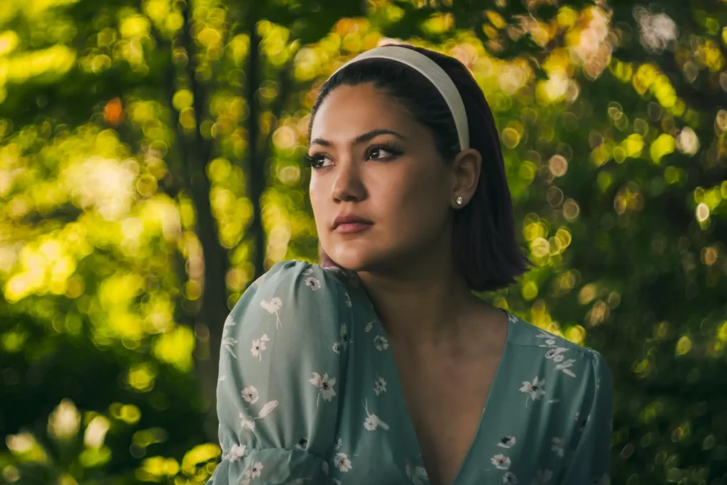 Porträttfotografering i Stadsparken i Kristinehamn med vacker bakgrundsoskärpa, fotograferad av PixPep – porträttfotograf i Värmland.