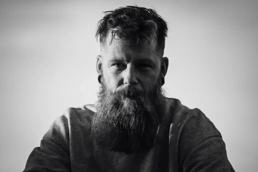 Karaktärsfullt svartvitt porträtt av man med skägg i Sunne, fotograferat av PixPep – din porträttfotograf i Värmland.
