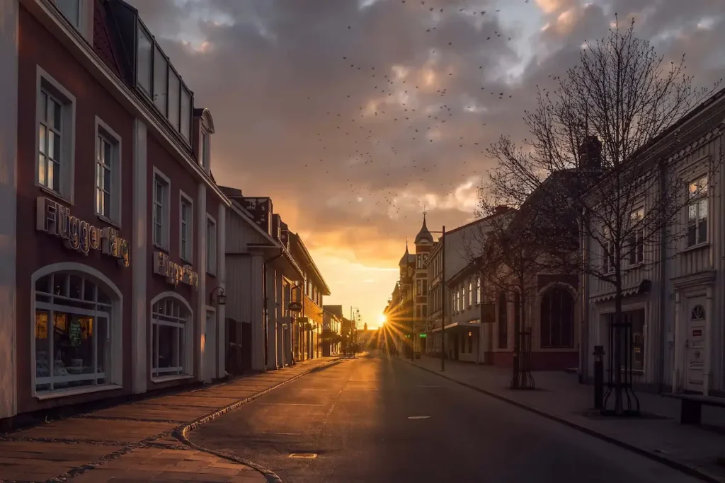 Solnedgång över Storgatan i Arvika, en av många vackra miljöer där PixPep erbjuder fotografering till fasta priser i Värmland.