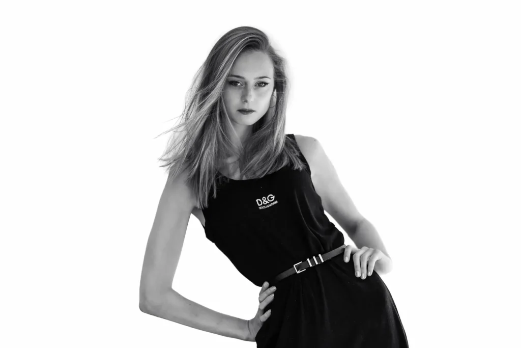 Svartvitt studioporträtt av ung kvinna i Deje, fotograferat av PixPep – porträttfotograf i Värmland.