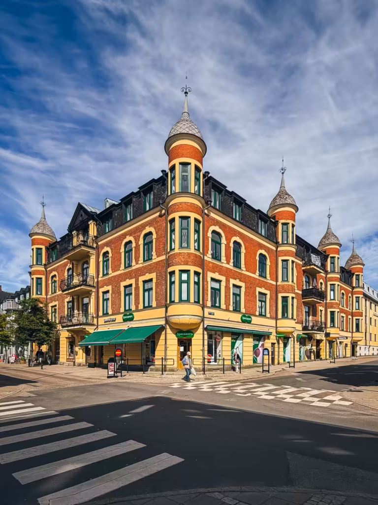 Den karakteristiska byggnaden Läkaren 3, även känd som Tornhuset, i Arvika centrum i Värmland.